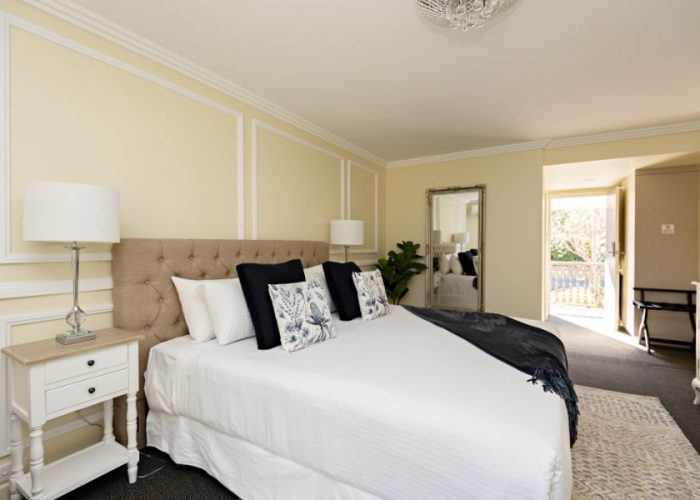 2021_Lincoln-Downs-Resort_rooms-King-Spa-Suite3-1