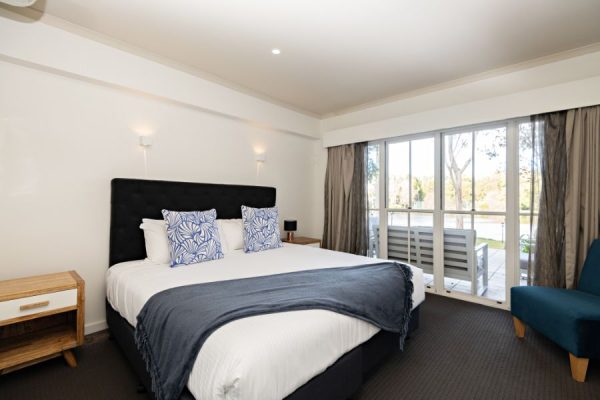 2021_Lincoln-Downs-Resort_rooms-Lakeview-Suite3-2